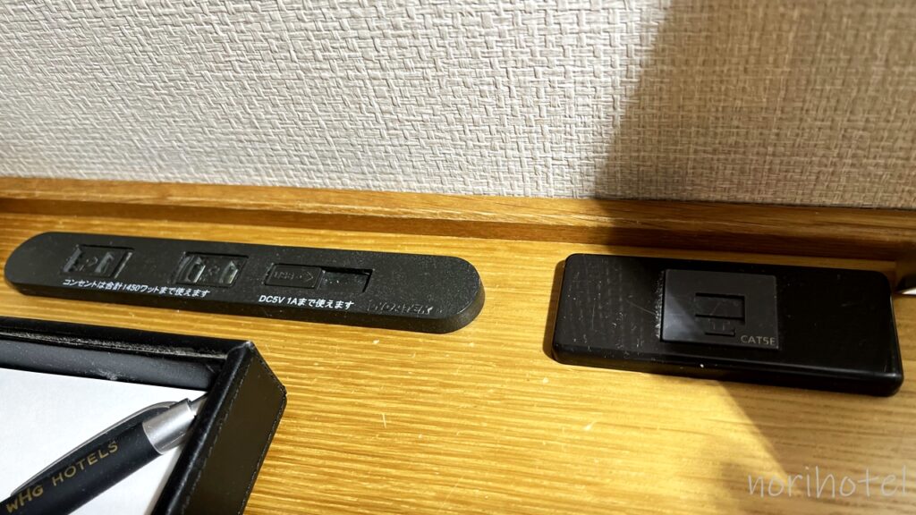 横浜桜木町ワシントンホテルのデスクの周りに色々なものがコンパクトに収まっている。大きな鏡が便利！【スタンダードダブルルーム･レビュー･口コミ･感想･評価】