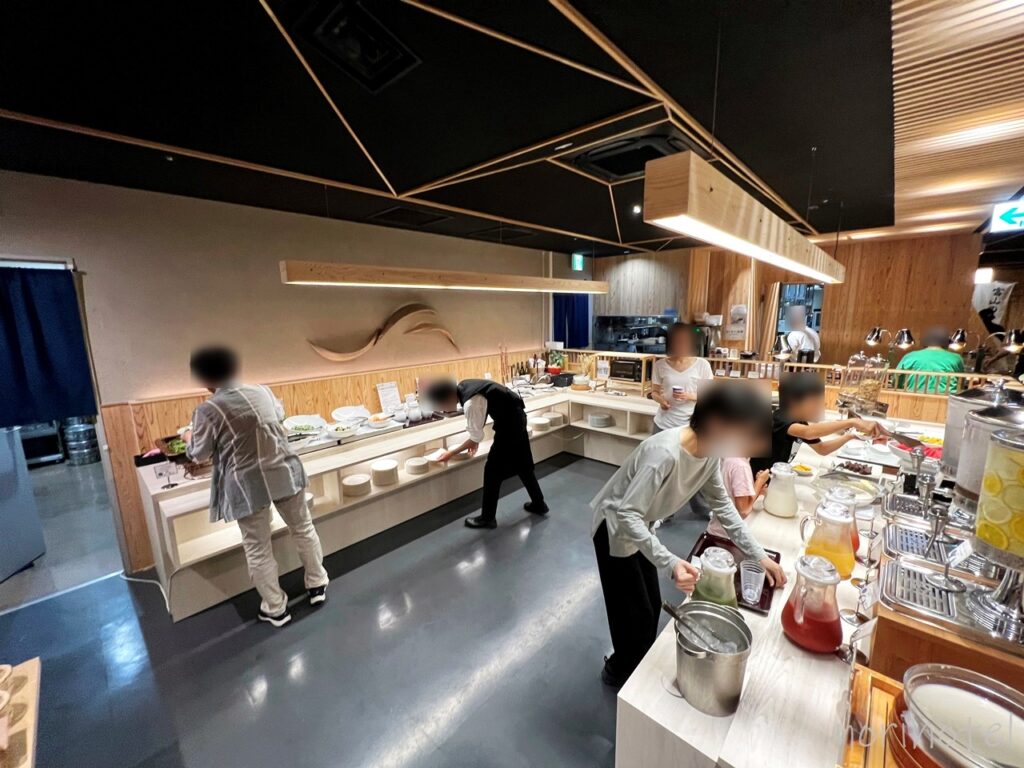 ホテルヴィスキオ富山 by GRANVIAの朝食のサラダコーナー、富山名物の蛍烏賊の沖漬けとポテトサラダなどもあります【朝食ビュッフェ･宿泊レビュー･口コミ･感想･評価】
