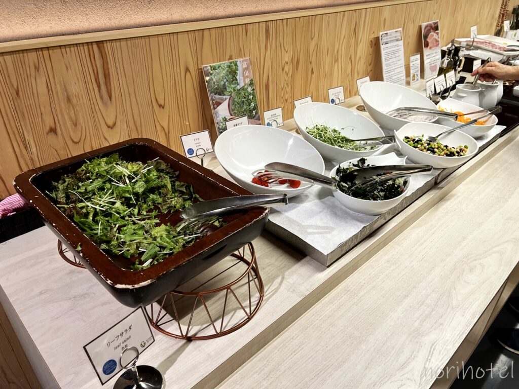 ホテルヴィスキオ富山 by GRANVIAの朝食のサラダコーナー、富山名物の蛍烏賊の沖漬けとポテトサラダなどもあります【朝食ビュッフェ･宿泊レビュー･口コミ･感想･評価】