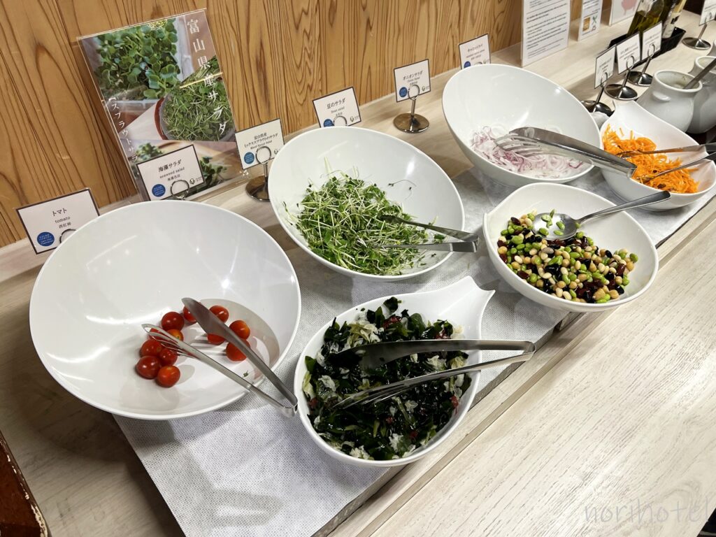 ホテルヴィスキオ富山 by GRANVIAの朝食のサラダコーナー、富山名物の蛍烏賊の沖漬けとポテトサラダなどもあります【朝食ビュッフェ･宿泊レビュー･口コミ･感想･評価】