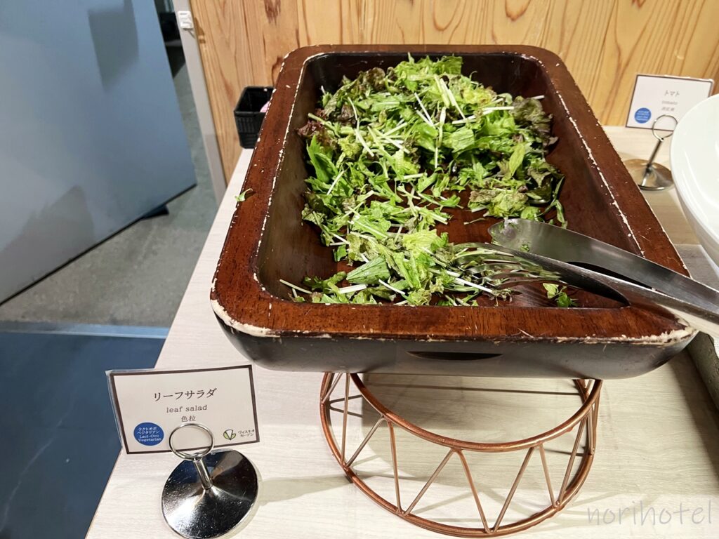 ホテルヴィスキオ富山 by GRANVIAの朝食のサラダコーナー、富山名物の蛍烏賊の沖漬けとポテトサラダなどもあります【朝食ビュッフェ･宿泊レビュー･口コミ･感想･評価】