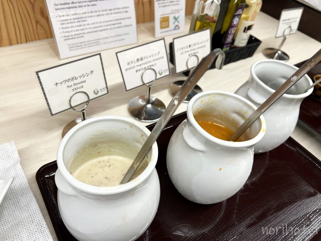 ホテルヴィスキオ富山 by GRANVIAの朝食のサラダコーナー、富山名物の蛍烏賊の沖漬けとポテトサラダなどもあります【朝食ビュッフェ･宿泊レビュー･口コミ･感想･評価】