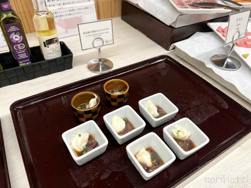 ホテルヴィスキオ富山 by GRANVIAの朝食のサラダコーナー、富山名物の蛍烏賊の沖漬けとポテトサラダなどもあります【朝食ビュッフェ･宿泊レビュー･口コミ･感想･評価】