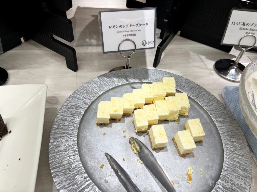 ホテルヴィスキオ富山 by GRANVIAの朝食のデザート・ケーキ、チョコレートブラウニー、レモンのレアチーズケーキが美味しい【朝食ビュッフェ･宿泊レビュー･口コミ･感想･評価】