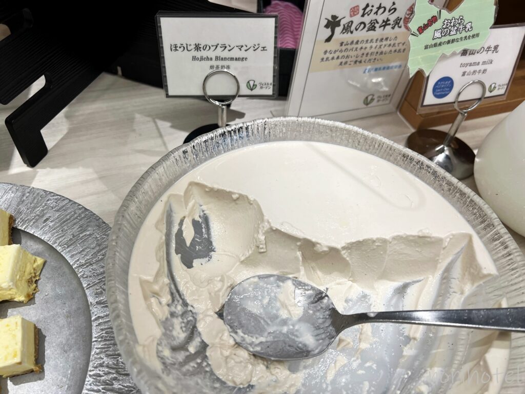 ホテルヴィスキオ富山 by GRANVIAの朝食のデザート・ケーキ、チョコレートブラウニー、レモンのレアチーズケーキが美味しい【朝食ビュッフェ･宿泊レビュー･口コミ･感想･評価】