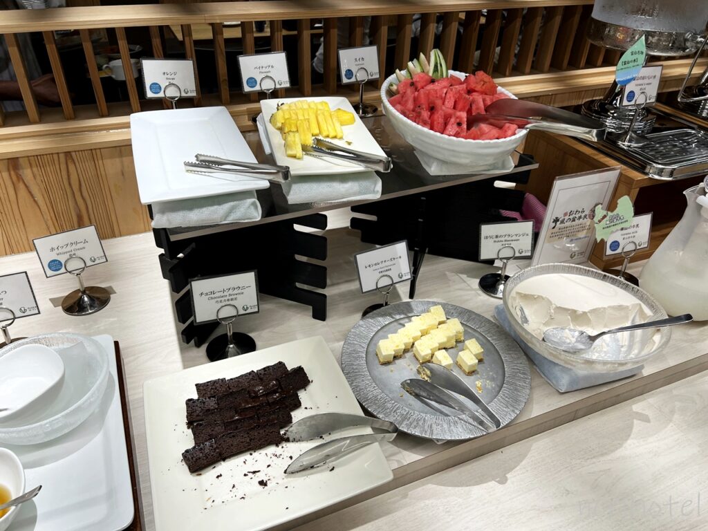ホテルヴィスキオ富山 by GRANVIAの朝食のデザート・ケーキ、チョコレートブラウニー、レモンのレアチーズケーキが美味しい【朝食ビュッフェ･宿泊レビュー･口コミ･感想･評価】