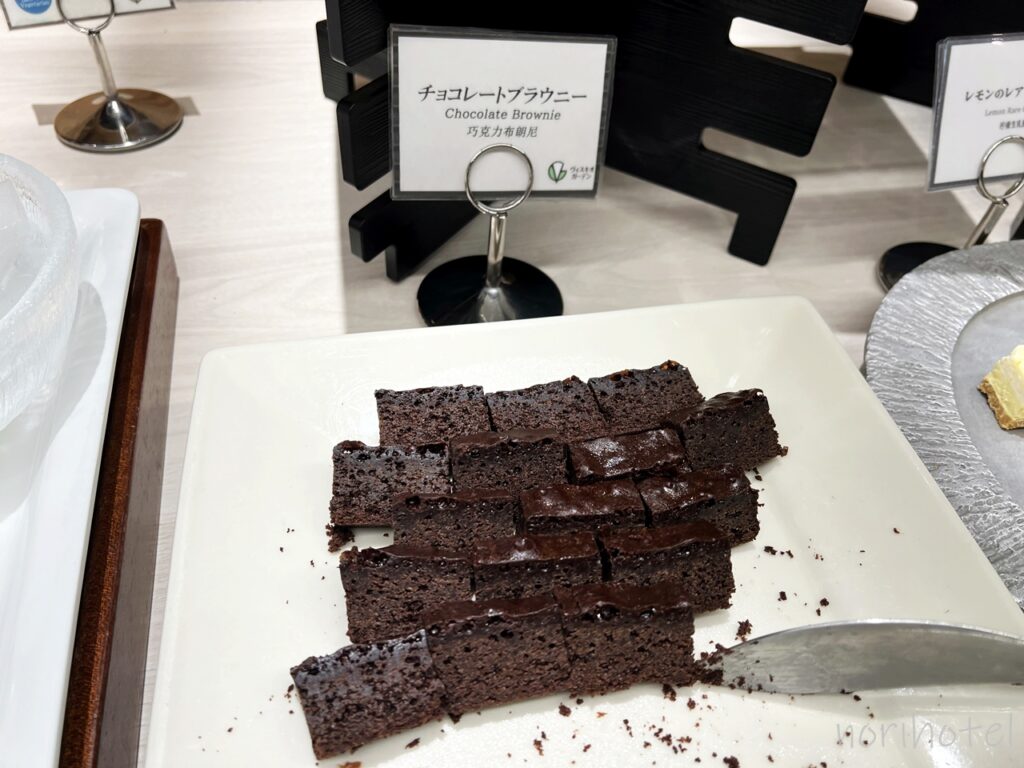 ホテルヴィスキオ富山 by GRANVIAの朝食のデザート・ケーキ、チョコレートブラウニー、レモンのレアチーズケーキが美味しい【朝食ビュッフェ･宿泊レビュー･口コミ･感想･評価】
